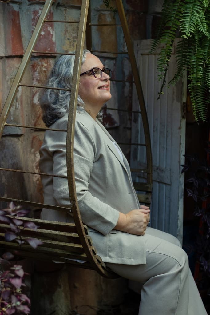 Helena Gouvêa em ambiente acolhedor de atendimento