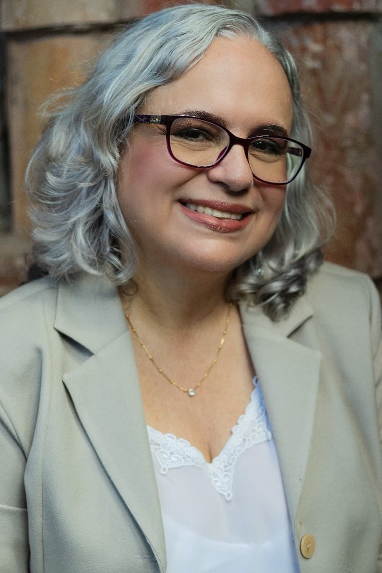 Retrato profissional da psicóloga Helena Gouvêa