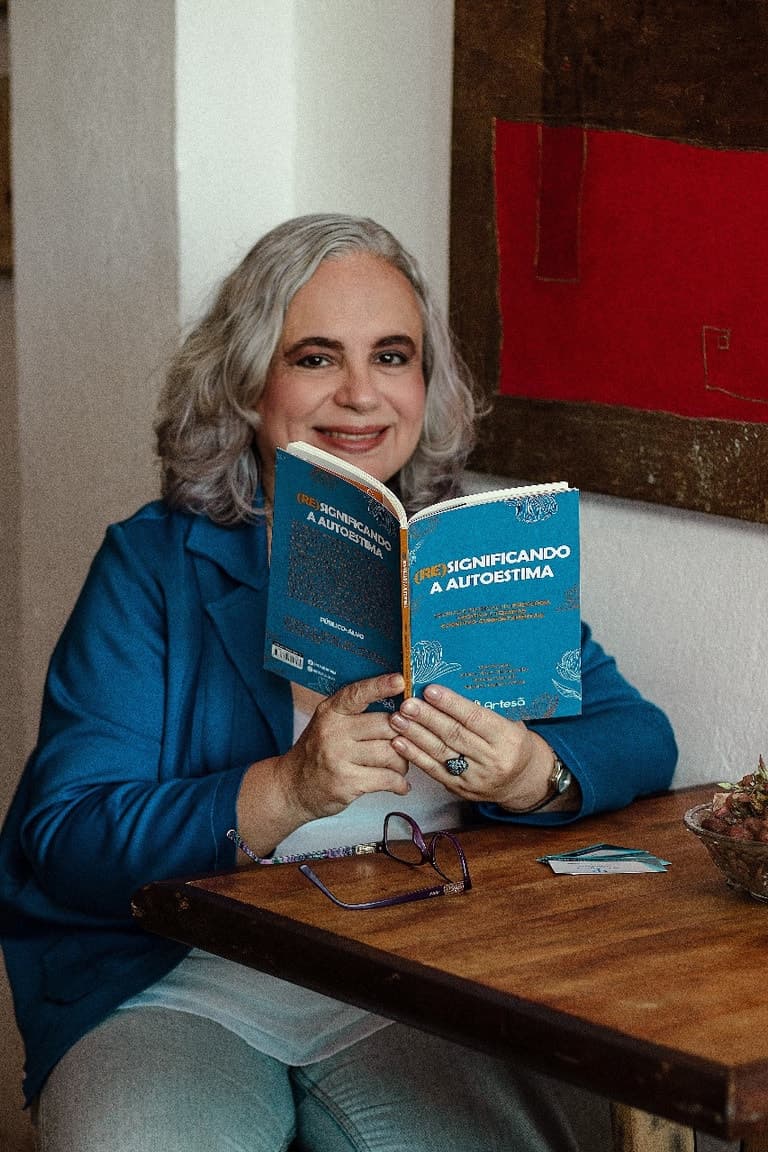 Helena Gouvêa com livro sobre autoestima e psicologia